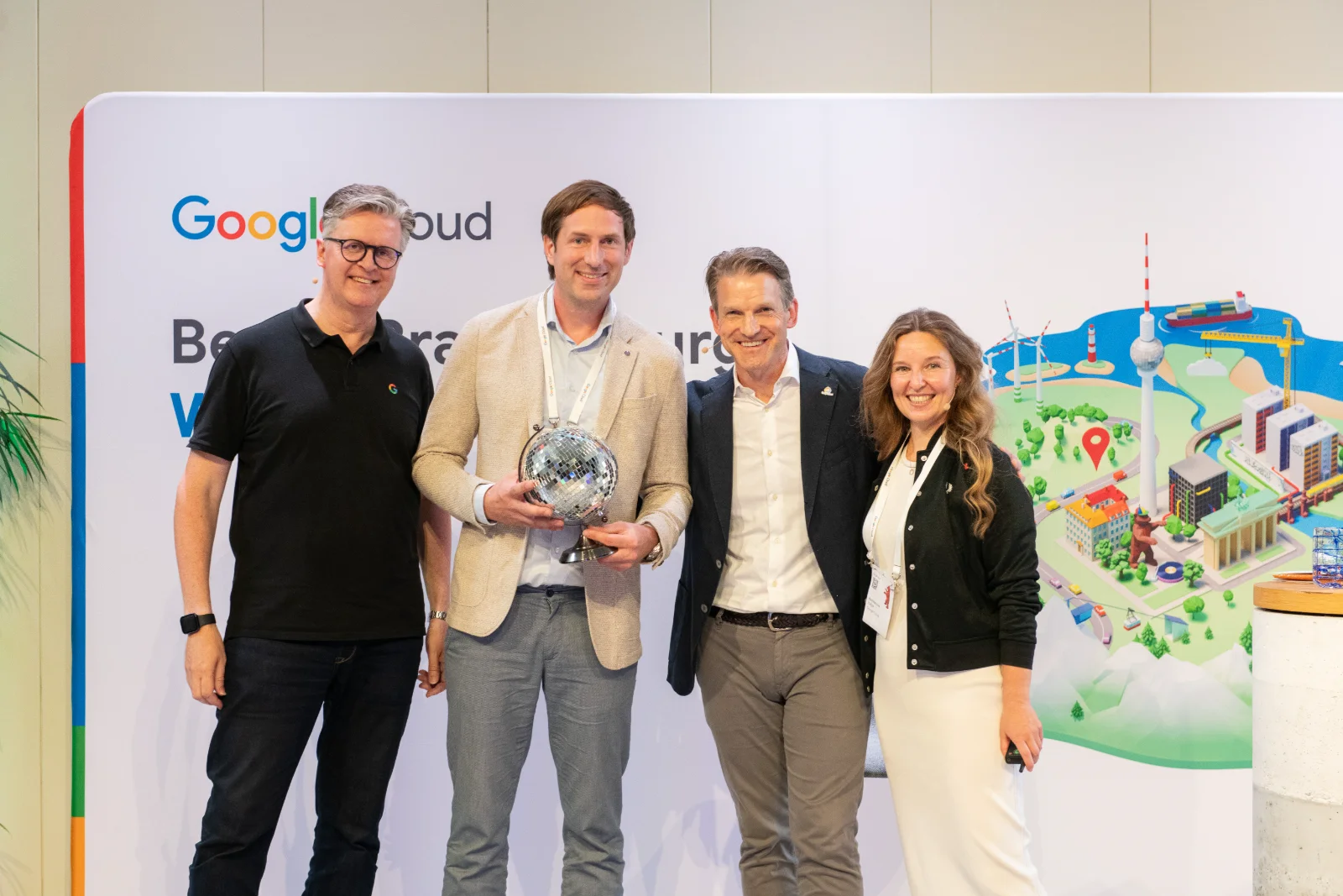 niologic wird bei Google Cloud Partner Connect in mehreren Kategorien als Best Selling Partner ausgezeichnet — Team mit Google-Cloud-Award auf der Bühne